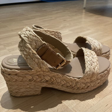 Plateau-Sandalen