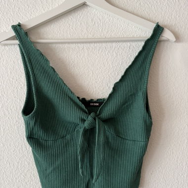 2 crop Tops 