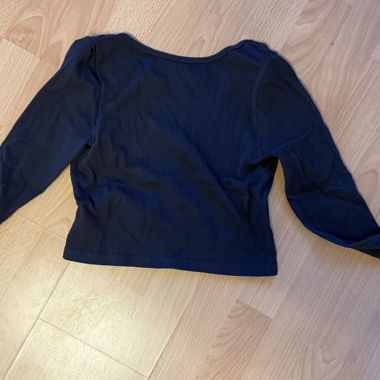 Black long-sleeve crop top