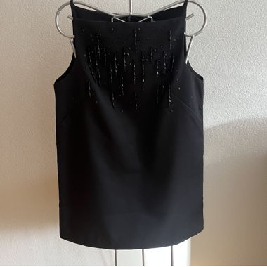 Abito smanicato a taglio dritto con paillettes