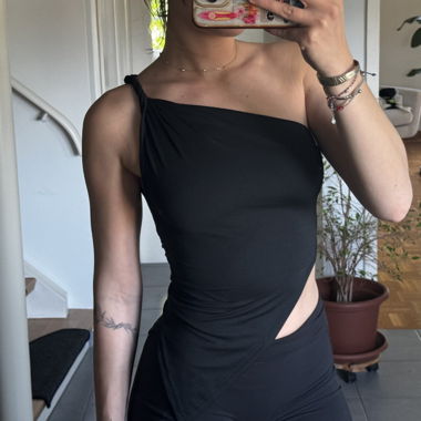 Haut noir à une épaule