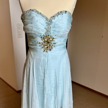 Abito da sera elegante in azzurro baby (pastello)