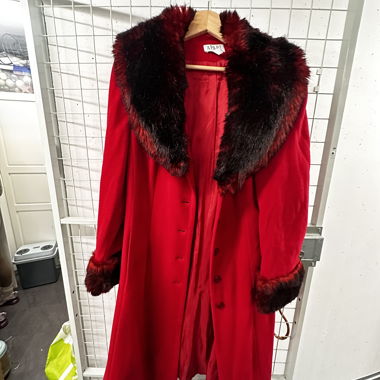 Cappotto con collo in ecopelliccia