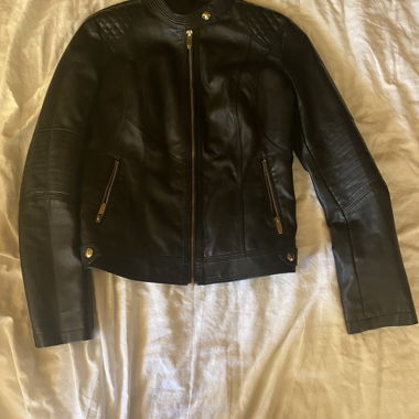 Schwarze Lederjacke