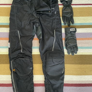 Pantalon de vélo et gants en cuir