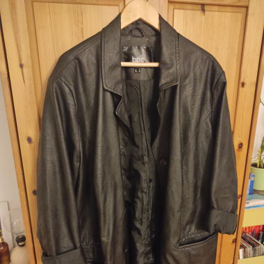 Schwarze Jacke Lederoptik