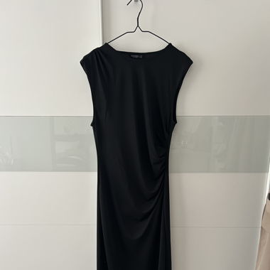 schwarzes Kleid