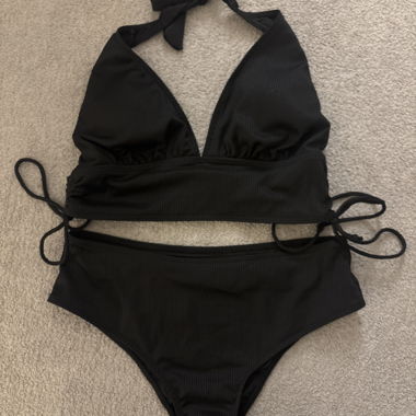Bikini nero con collo alla vogatore