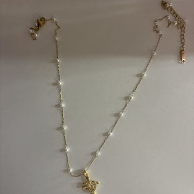 Collier croix dorée avec perles