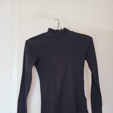 Schwarzer Rollkragenpulli