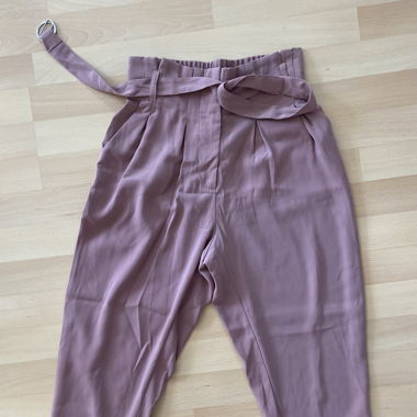 Pantaloni in tessuto color malva con cintura