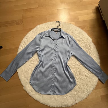 Camicia in raso azzurro chiaro