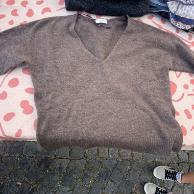 Brauner V-Ausschnitt-Pullover