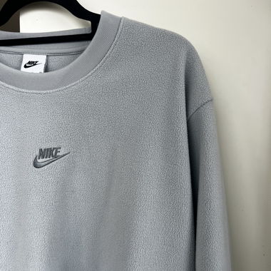 Nike Fleece Sweater – Pastellblau, gesticktes Logo