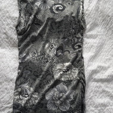 Top senza maniche grigio con fiori