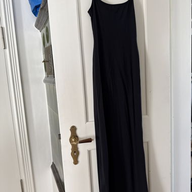 Abito nero con spalline