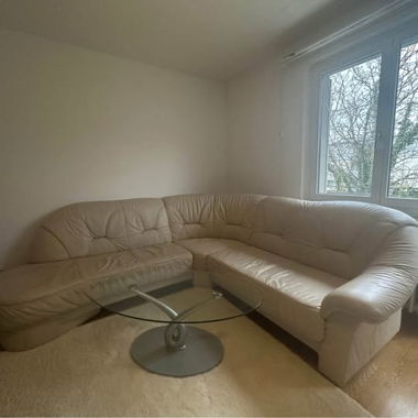 Gemütliches L-förmiges Sofa in Cremefarben