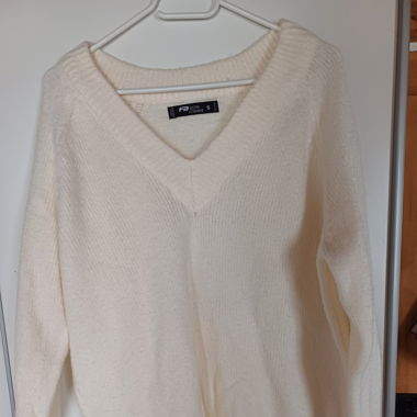 Weisser Strickpullover
