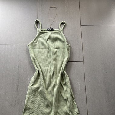Grünes, enges Kleid