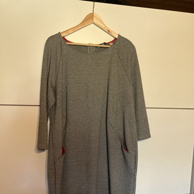 Fein gemustertes Kleid in Schwarz/Weiss