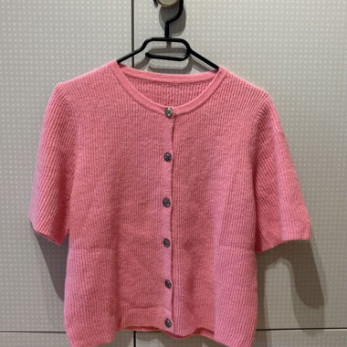 Gilet rosa in maglia con maniche corte