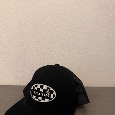 Cappellino Volcom nero – Look skate & urbano
