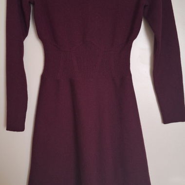 Bordeauxfarbenes Strickkleid mit Smok-Taille