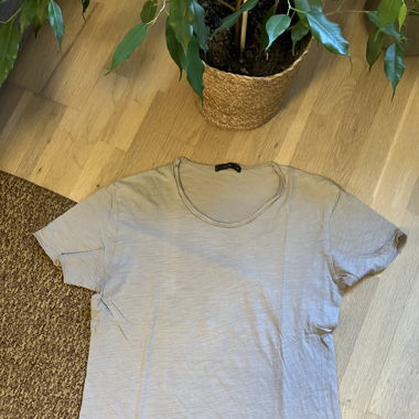 T-SHIRT- grey/beige