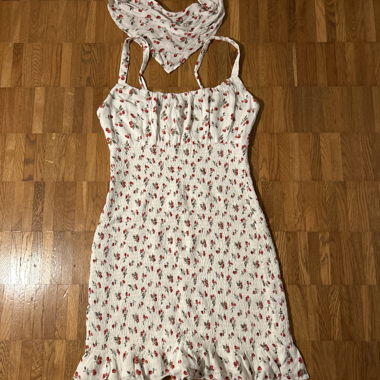 Weisses Sommerkleid mit Kirschmuster