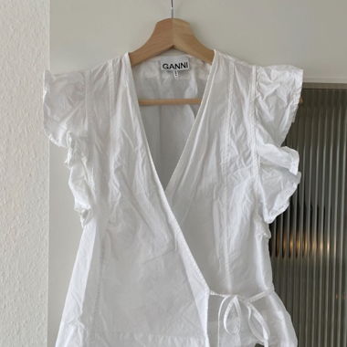 Ganni weisse Wickelbluse