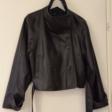 Schwarze Turtle Neck Kunstlederjacke