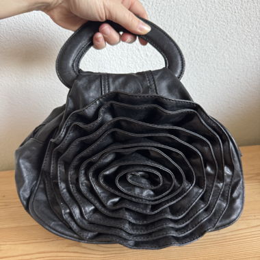 Schwarze Blumentasche