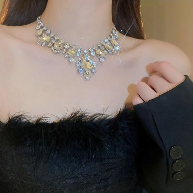 Collana di cristallo (mai indossata / nuova di fabbrica) argentata