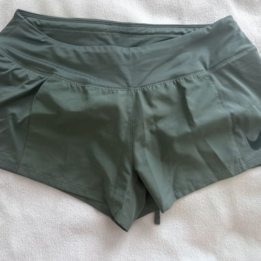 New Nike Sport-Shorts und Bustier Set, grün