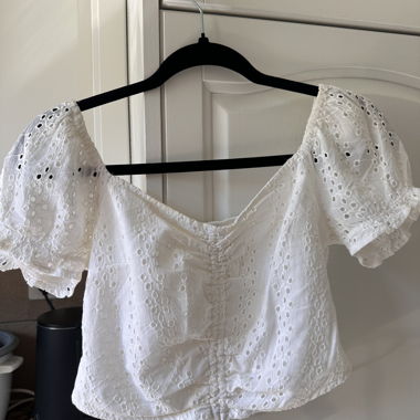 Top bianco in eyelet con maniche a sbuffo
