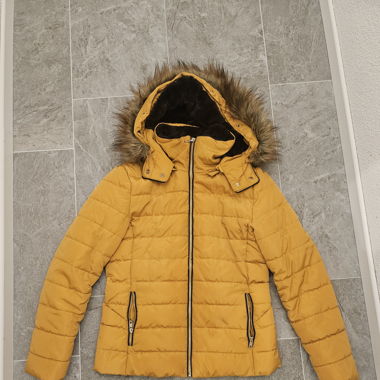 Gelbe Winterjacke 