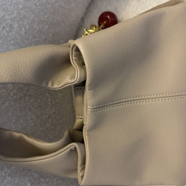 Mini borsa beige con ciondolo ciliegia