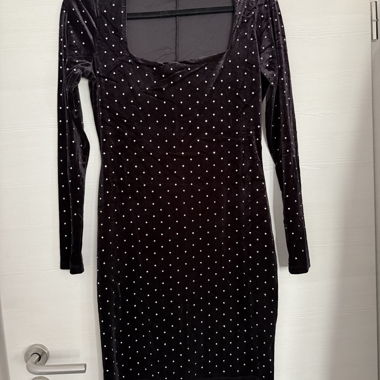 Schwarzes Samtkleid mit Perlen-Details 