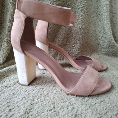 Wunderschöne Nude-Sandalen