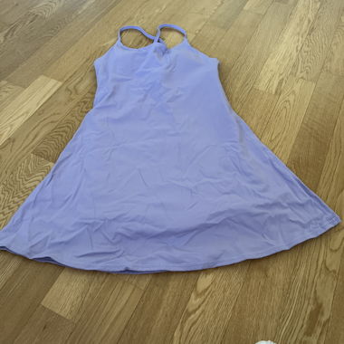Vestito sportivo con pantaloncini integrati