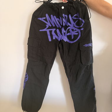 Pantaloni cargo nero-viola