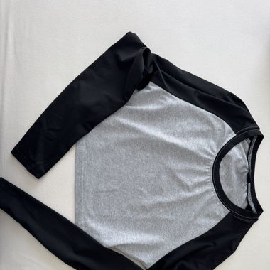 Top a maniche lunghe grigio e nero