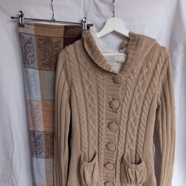 Cardigan à capuchon avec une écharpe