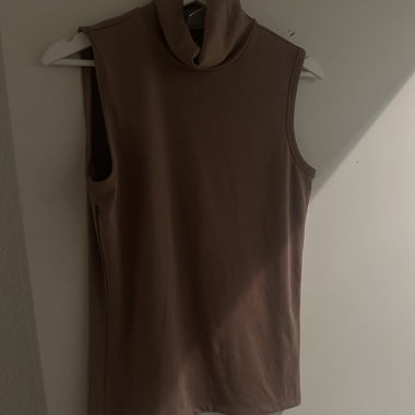 Top smanicato collo alto beige