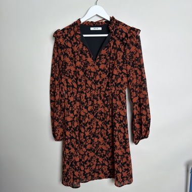 Blumenkleid mit langen Ärmeln