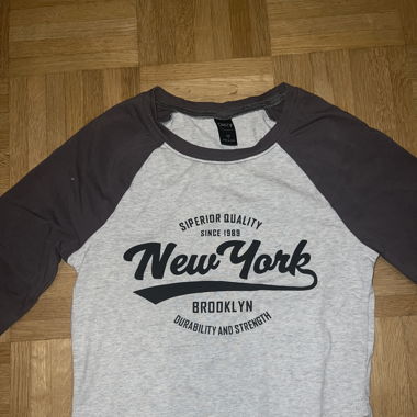 New York long sleeve crop top