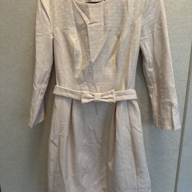 Beiges Kleid mit Schleife und 3/4-Ärmeln