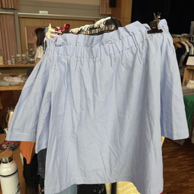Camicia a righe blu con spalle scoperte