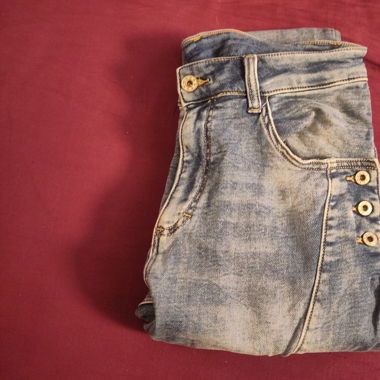 Coole Jeans mit seitlichen Knöpfen, Gr. M