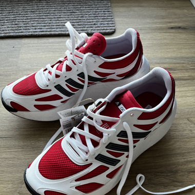 Nagelneue Adizero Aruku Adidas Sneaker mit Karton